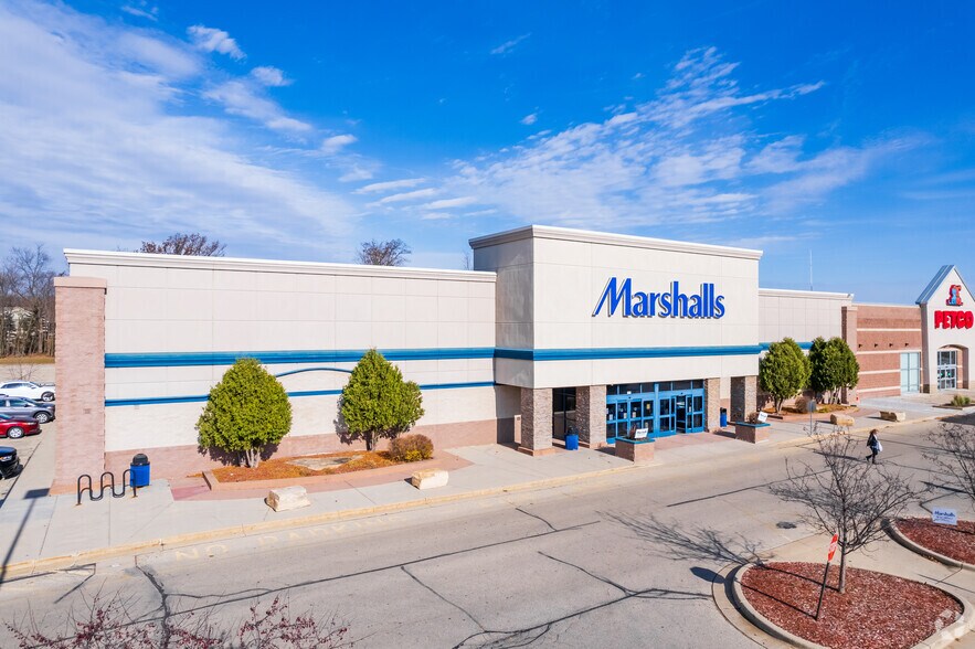 840 W Paradise Dr, West Bend, WI for lease - Building Photo - Image 2 of 9