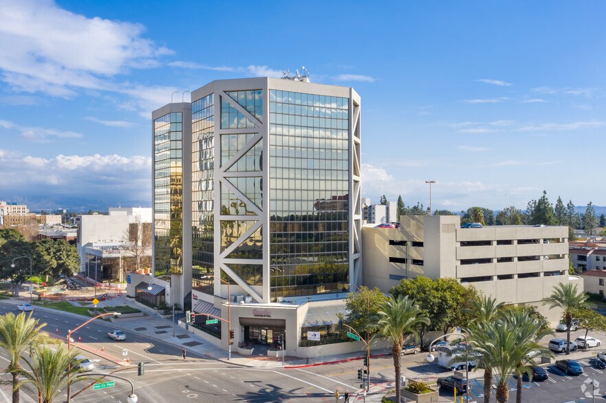 600 W Santa Ana Blvd, Santa Ana, CA à louer - Photo du bâtiment - Image 2 de 10