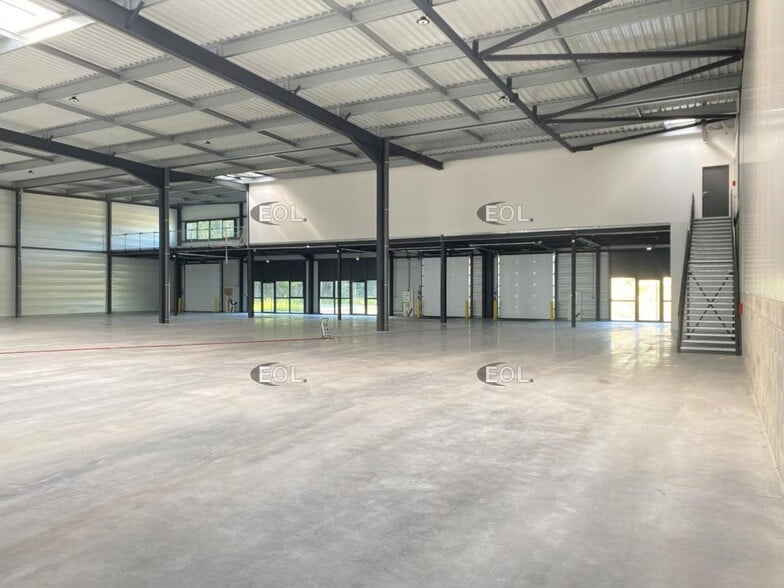 Industrial in Saint-Laurent-de-Mure for lease - Building Photo - Image 2 of 19
