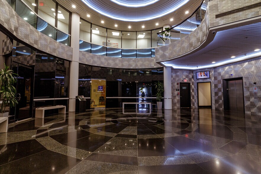 400 Arthur Godfrey Rd, Miami Beach, FL à louer - Photo du bâtiment - Image 3 de 4