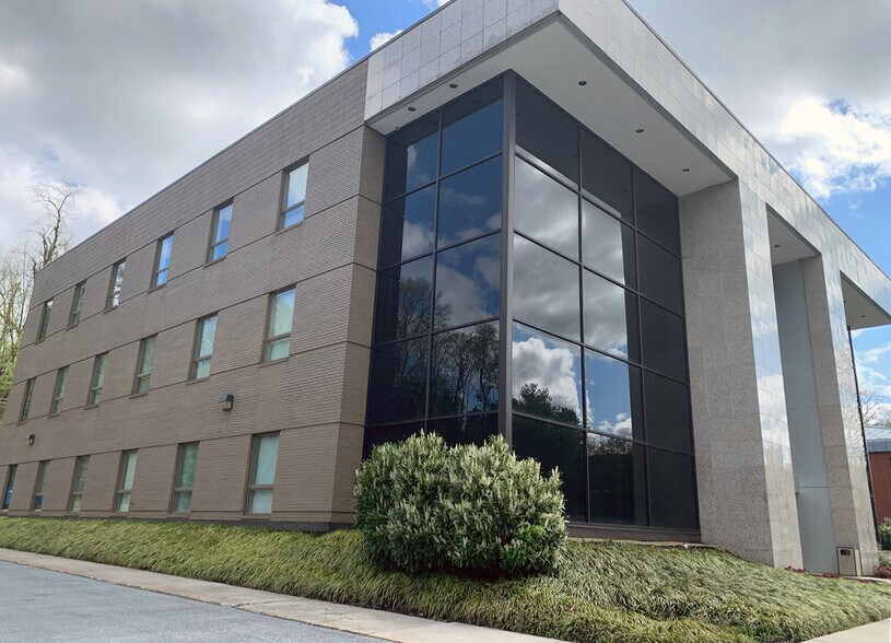 1017 Mumma Rd, Lemoyne, PA à vendre - Photo du bâtiment - Image 2 de 6