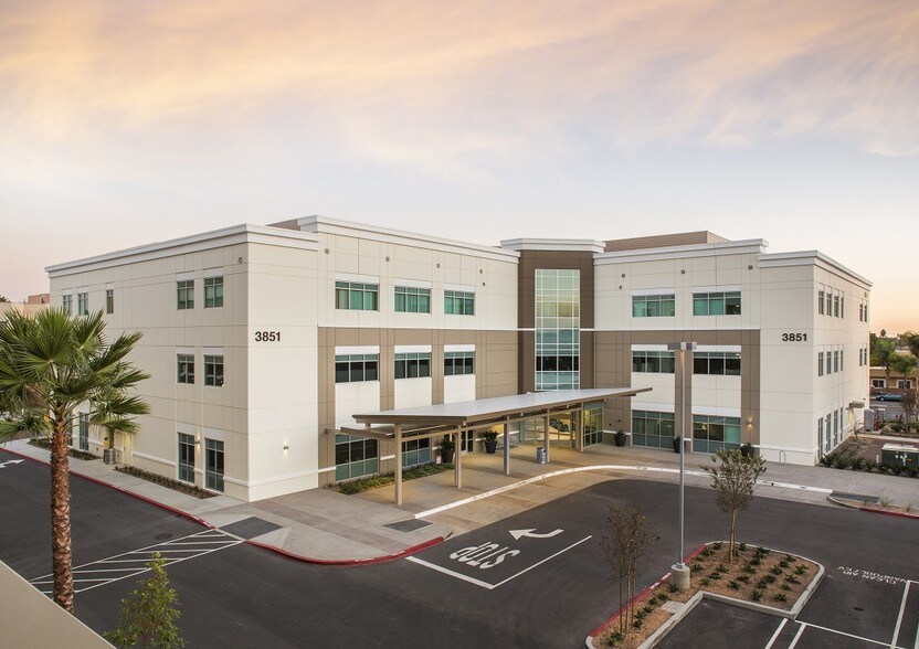 3851 Katella, Los Alamitos, CA à louer - Photo du bâtiment - Image 2 de 7