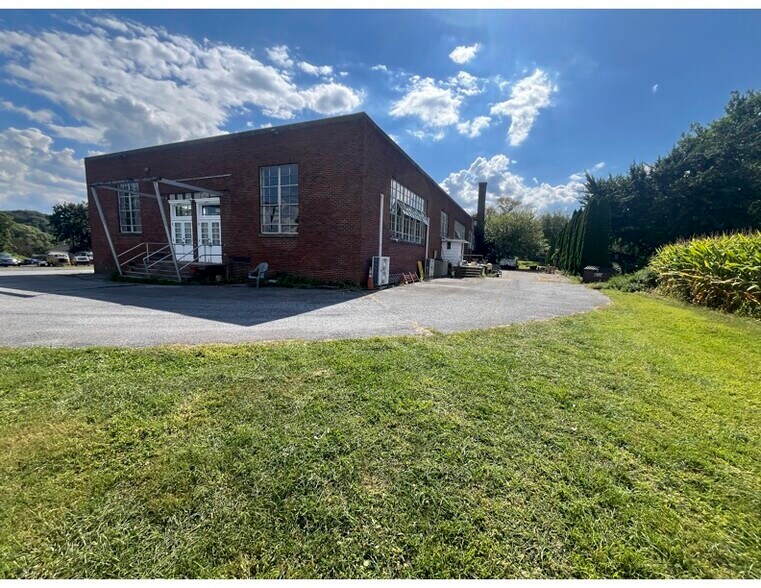 5093 Vera Cruz Rd, Emmaus, PA à vendre - Photo du bâtiment - Image 2 de 7