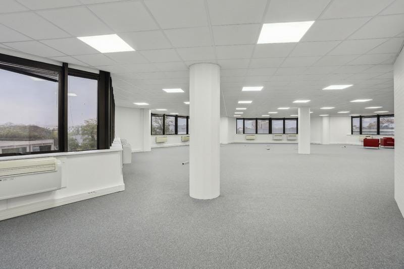 Office in Argenteuil for lease - Interior Photo - Image 2 of 9