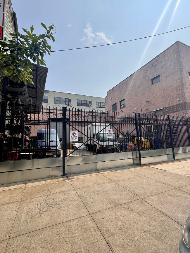 Plus de détails pour 48 Grattan St, Brooklyn, NY - Industriel à louer