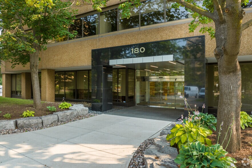 180 Attwell Dr, Toronto, ON à louer - Photo du bâtiment - Image 3 de 4
