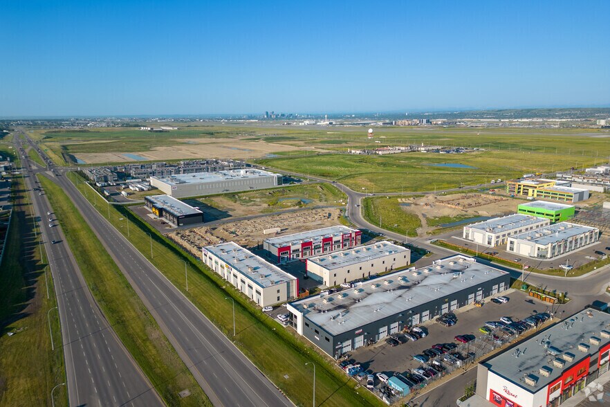 10960 42 St NE, Calgary, AB à vendre - Photo du bâtiment - Image 2 de 6