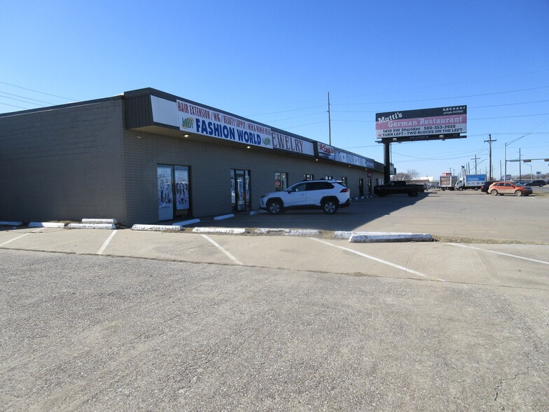 2126 SW Lee Blvd, Lawton, OK for sale - Building Photo - Image 2 of 5