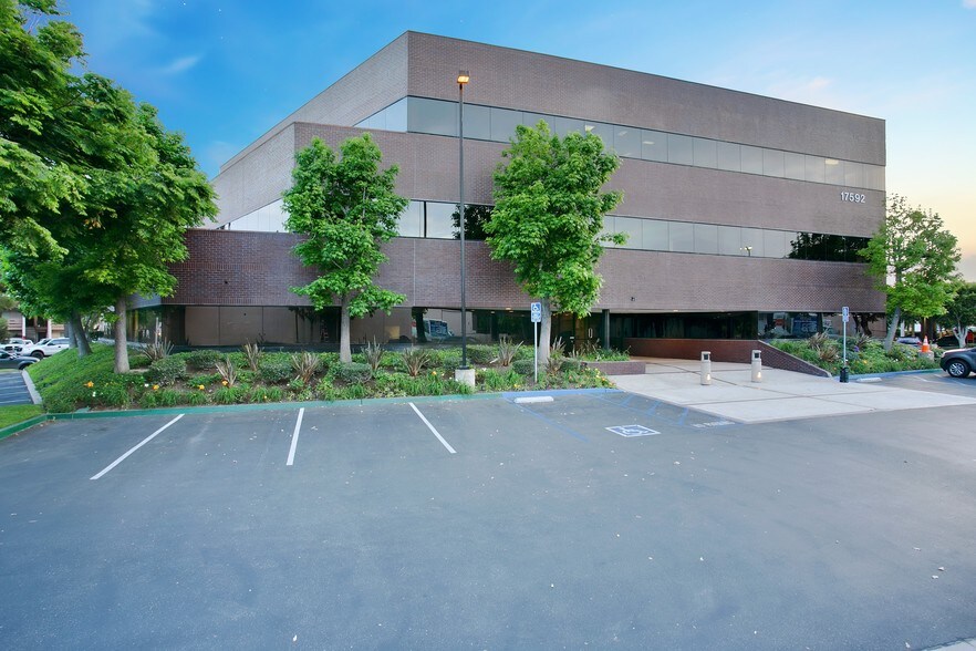 17592 E 17th St, Tustin, CA à vendre - Photo du bâtiment - Image 2 de 6
