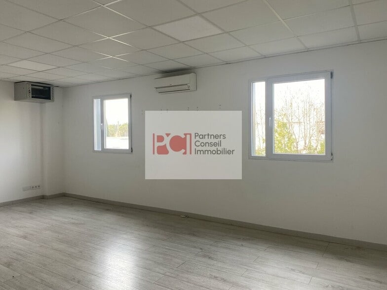 Flex in Nîmes for lease - Interior Photo - Image 3 of 3