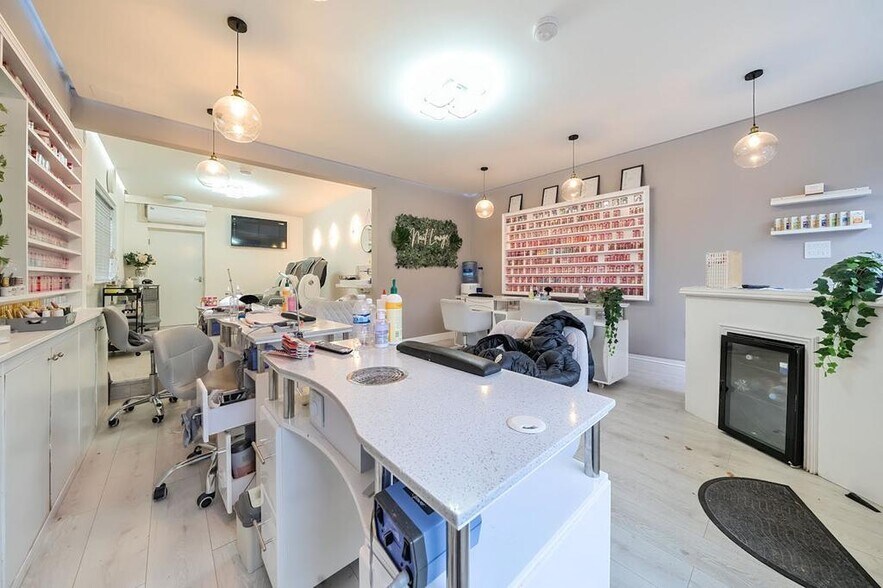 3-5 High Rd, Uxbridge for sale - Building Photo - Image 2 of 9