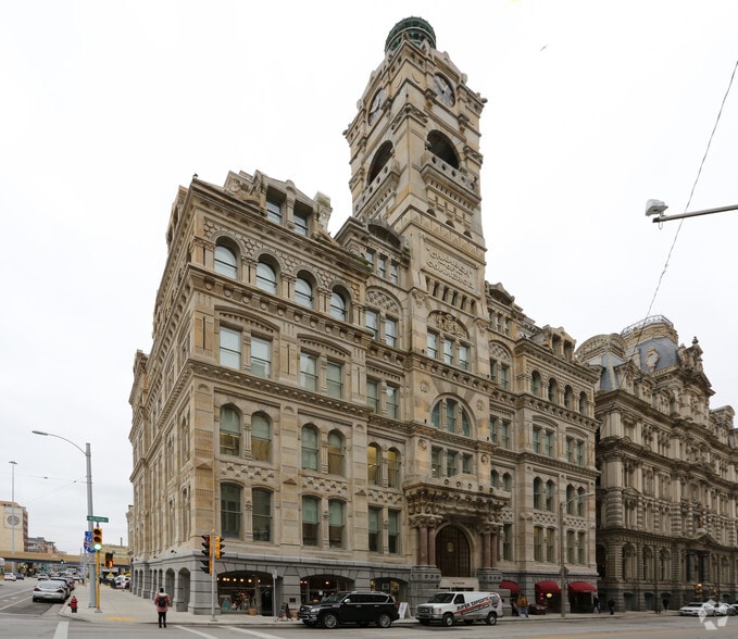 225 E Michigan St, Milwaukee, WI for lease - Primary Photo - Image 1 of 12