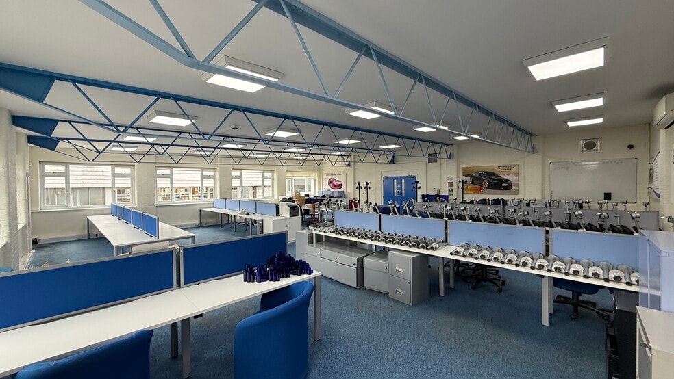 25-28 Station Clos, Potters Bar for sale - Building Photo - Image 3 of 7