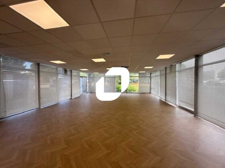 Office in Osny for lease - Building Photo - Image 1 of 21