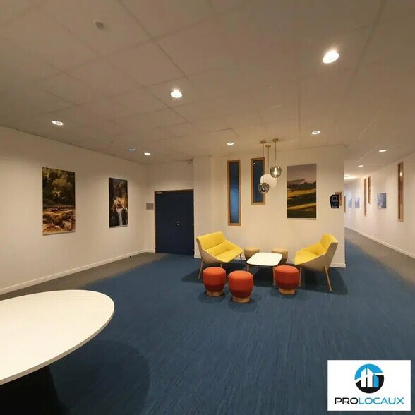 Office in Eybens for lease - Building Photo - Image 1 of 12