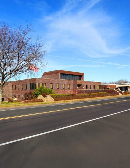 215 Moody Rd, Enfield, CT à louer - Photo du bâtiment - Image 2 de 35