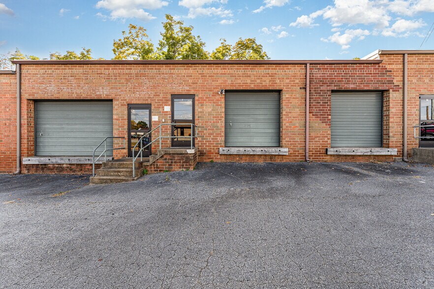 3240 Highland Ave NE, Hickory, NC à louer - Photo du bâtiment - Image 3 de 7