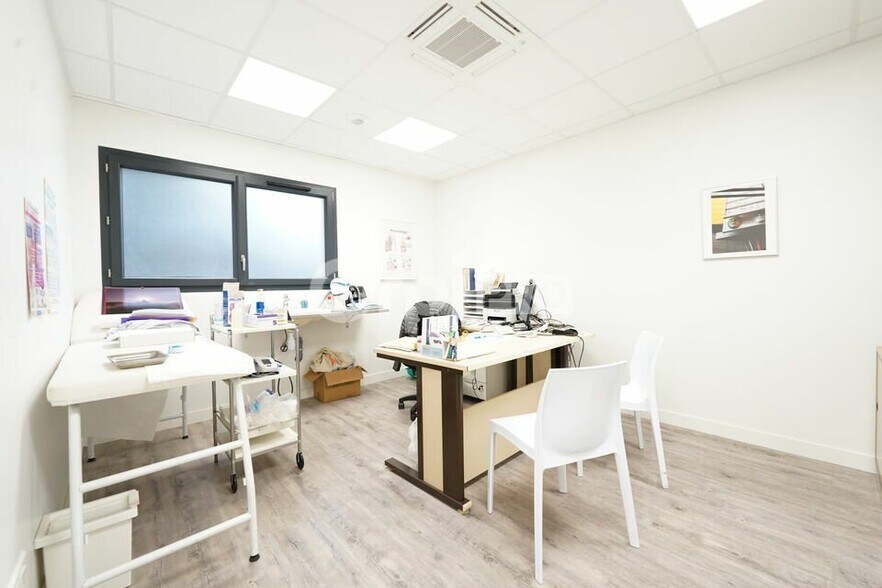 Office in Bourgoin-Jallieu for lease - Interior Photo - Image 3 of 6