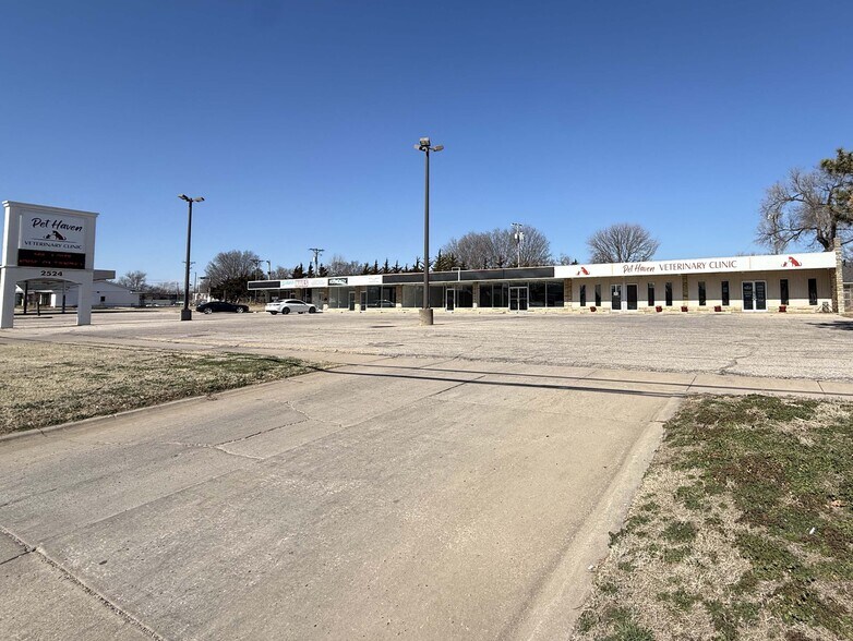 NNN Multi-tenant Commercial - Extra Land portefeuille de 2 propriétés à vendre sur LoopNet.ca - Photo du bâtiment - Image 3 de 16