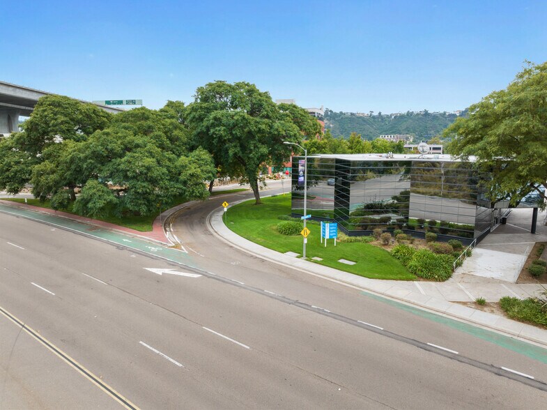 8898 Rio San Diego Dr, San Diego, CA à louer - Photo du bâtiment - Image 2 de 4