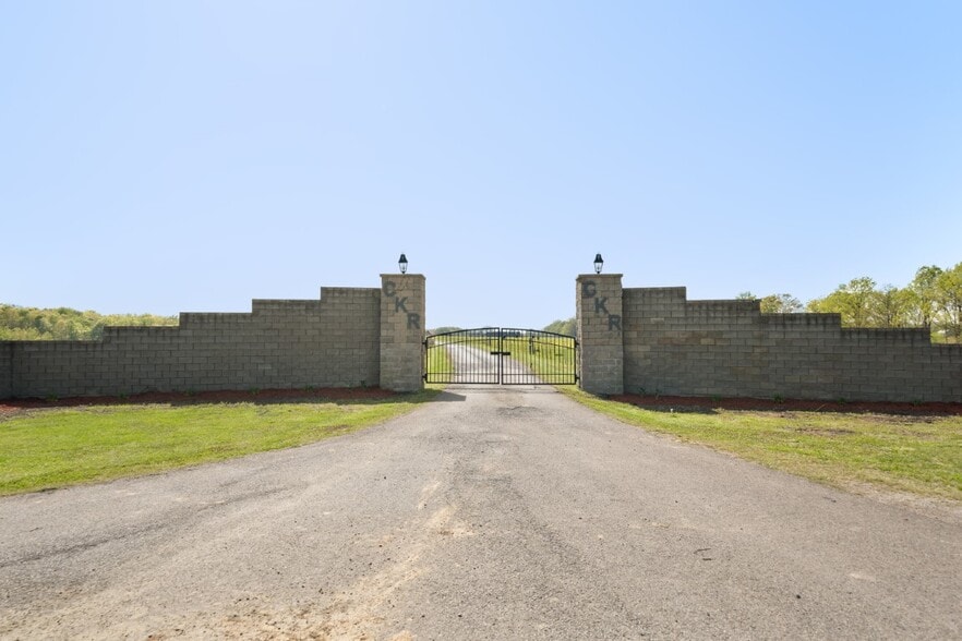 833 N Prather Rd, Michie, TN for sale - Building Photo - Image 2 of 52