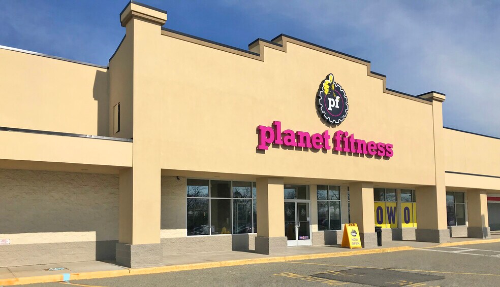 565-605 Portion Rd, Ronkonkoma, NY à louer - Photo du bâtiment - Image 2 de 3