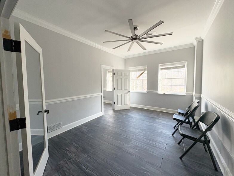 203 E Franklin St, Chapel Hill, NC à vendre - Photo du bâtiment - Image 3 de 12