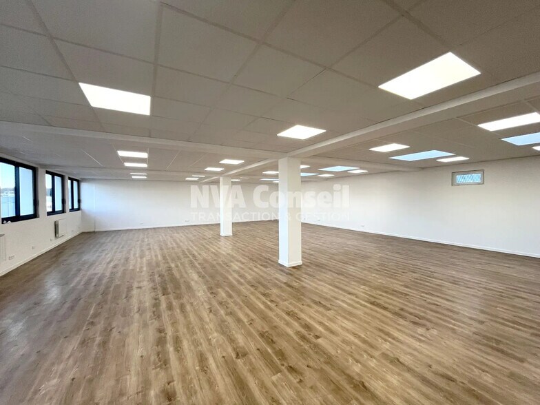 13 Rue Denis Papin, Beauchamp for lease - Interior Photo - Image 3 of 8