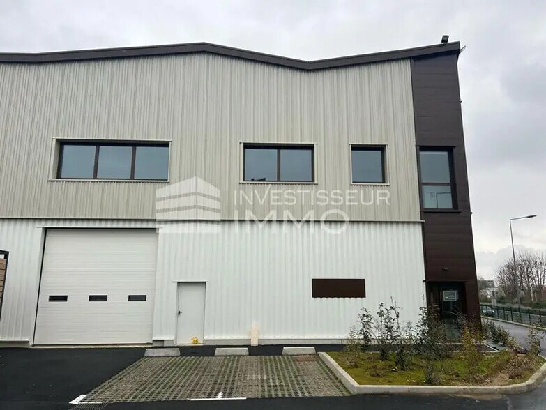 Flex dans Osny à louer - Photo du bâtiment - Image 1 de 5