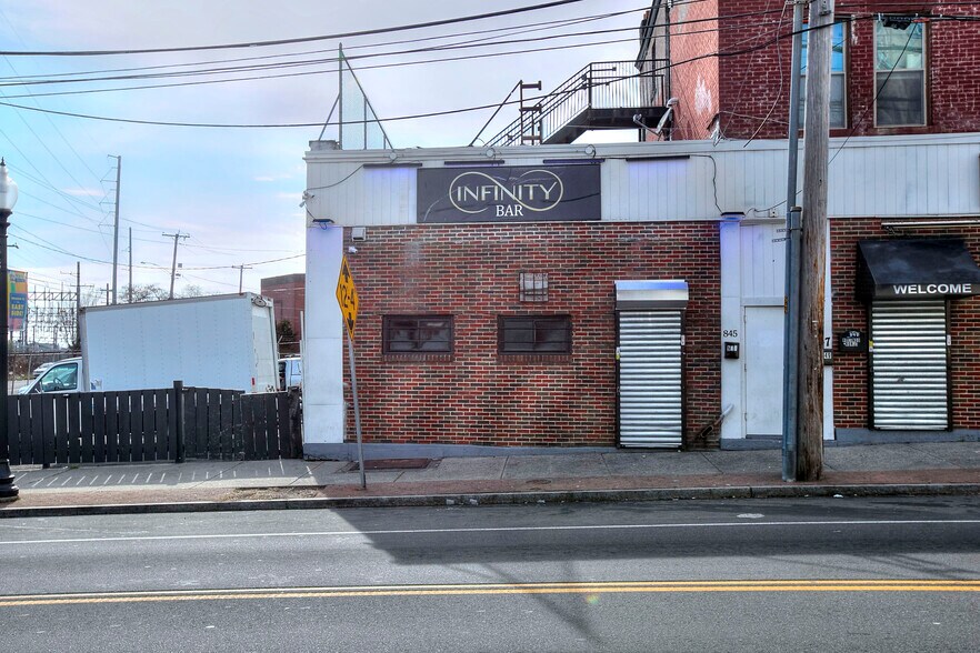 845 E Main St, Bridgeport, CT à vendre - Photo du bâtiment - Image 2 de 28