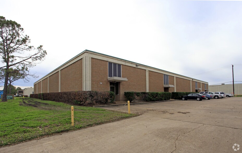 5700-5710 Savoy Ln, Houston, TX à louer - Photo du bâtiment - Image 3 de 9
