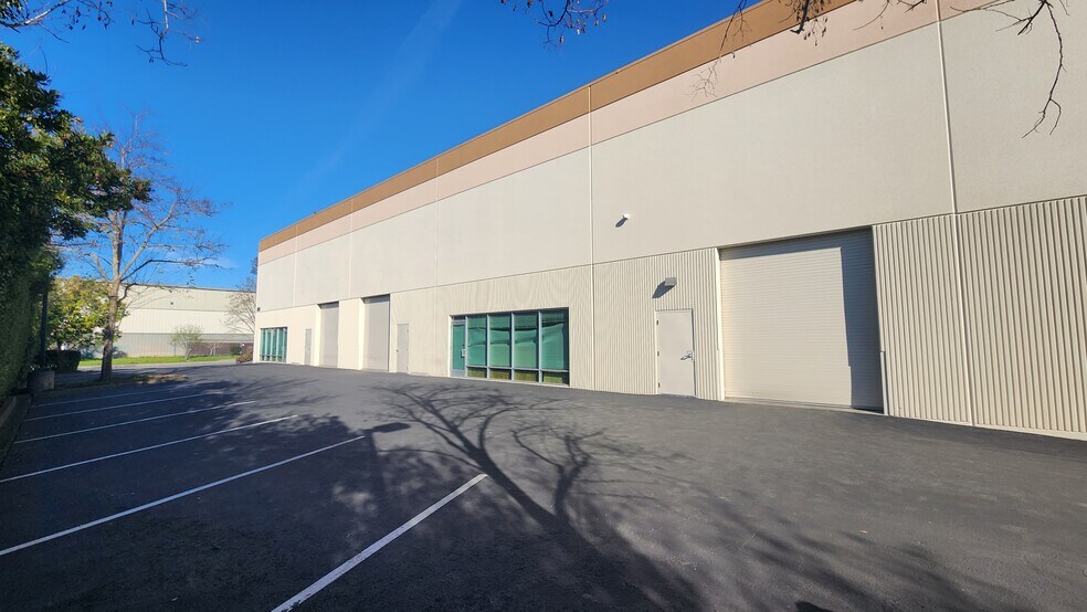 850 Lindberg Ln, Petaluma, CA à louer - Photo du bâtiment - Image 2 de 3