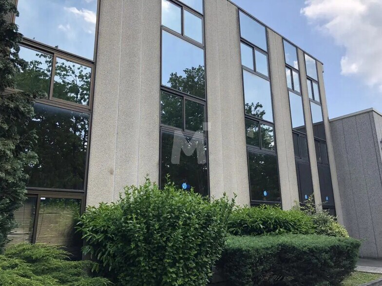 Bureau dans Grigny à louer - Photo du bâtiment - Image 2 de 16