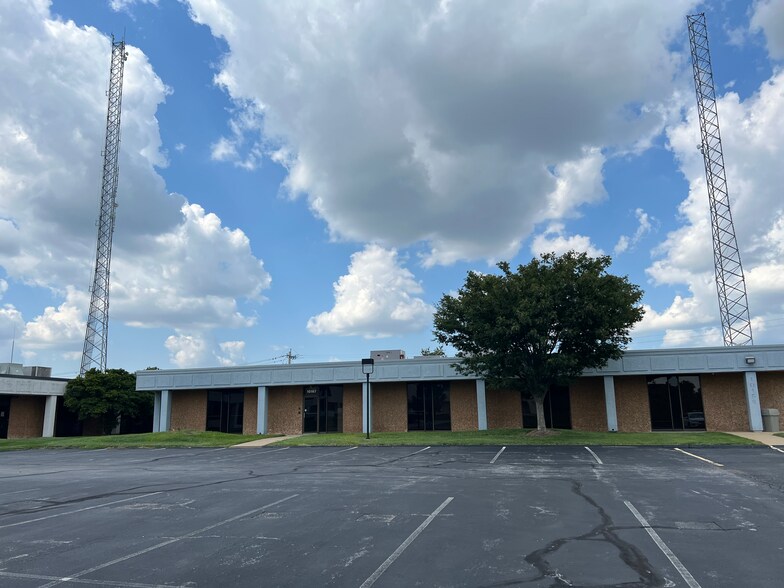 10151-10167 Corporate Square Dr, Creve Coeur, MO for lease - Building Photo - Image 3 of 23