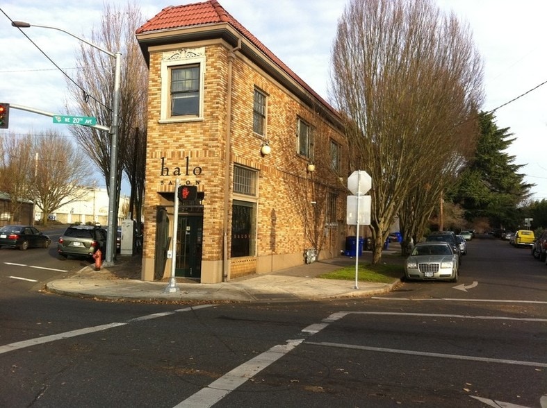 2000-2018 NE Sandy Blvd, Portland, OR à louer - Photo du bâtiment - Image 2 de 21