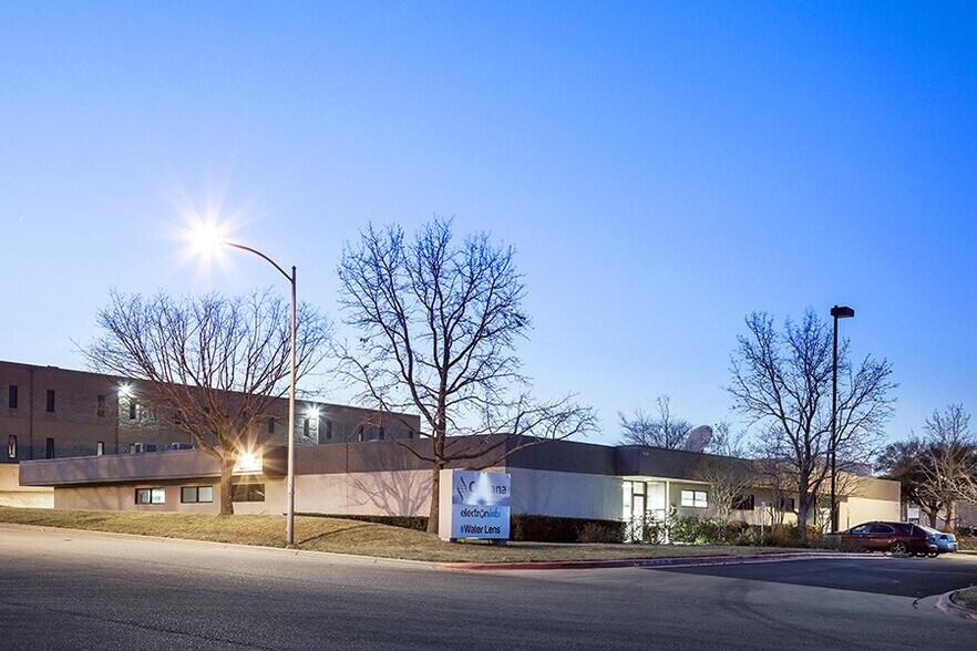 1624 Headway Cir, Austin, TX for lease - Building Photo - Image 2 of 16