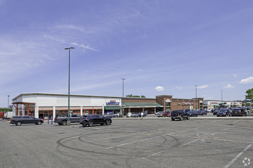 691 Co-op City Blvd, Bronx, NY for lease - Building Photo - Image 1 of 11