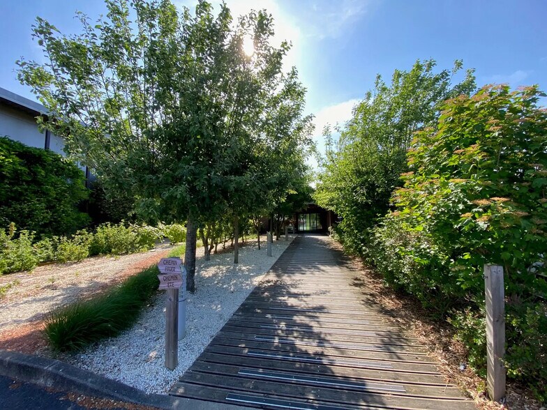 Local d'activités dans Ennery à vendre - Photo du bâtiment - Image 2 de 25