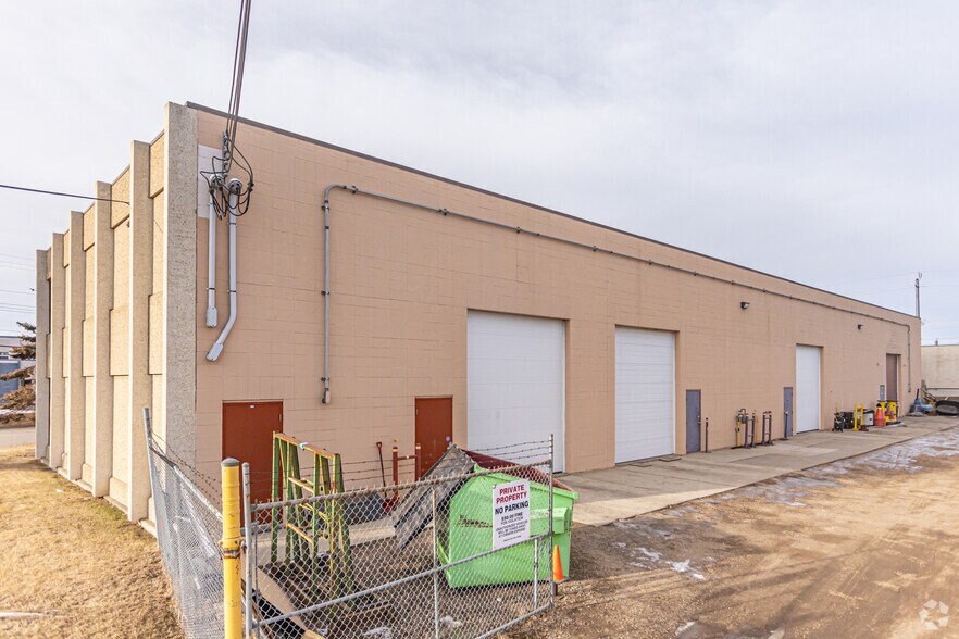 4904-4910 75 Av NW, Edmonton, AB à louer - Photo du bâtiment - Image 3 de 5