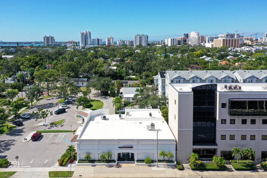 544 S Washington Blvd, Sarasota, FL for lease - Building Photo - Image 3 of 8