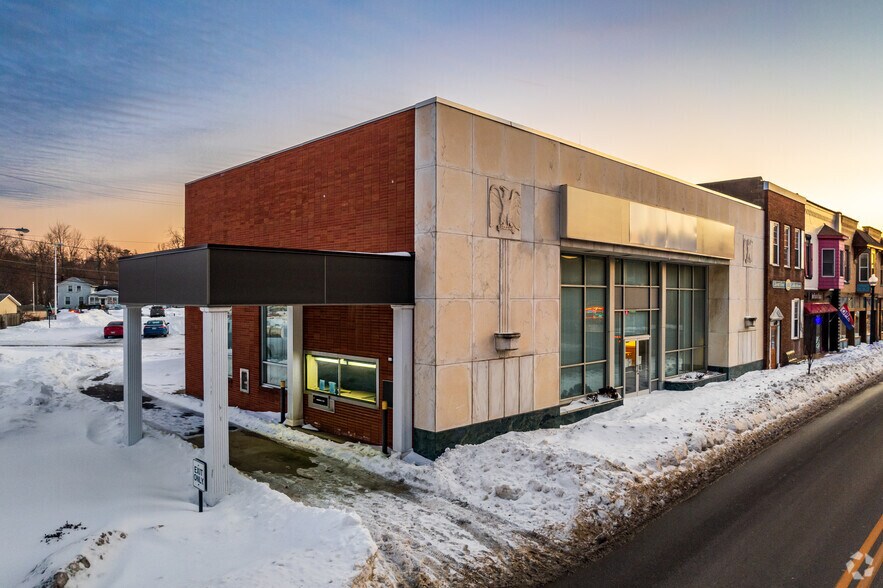 30 E Main St, Geneva, OH à louer - Photo principale - Image 1 de 24