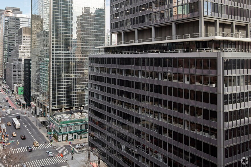 777 Third Ave, New York, NY à louer - Photo du bâtiment - Image 2 de 8