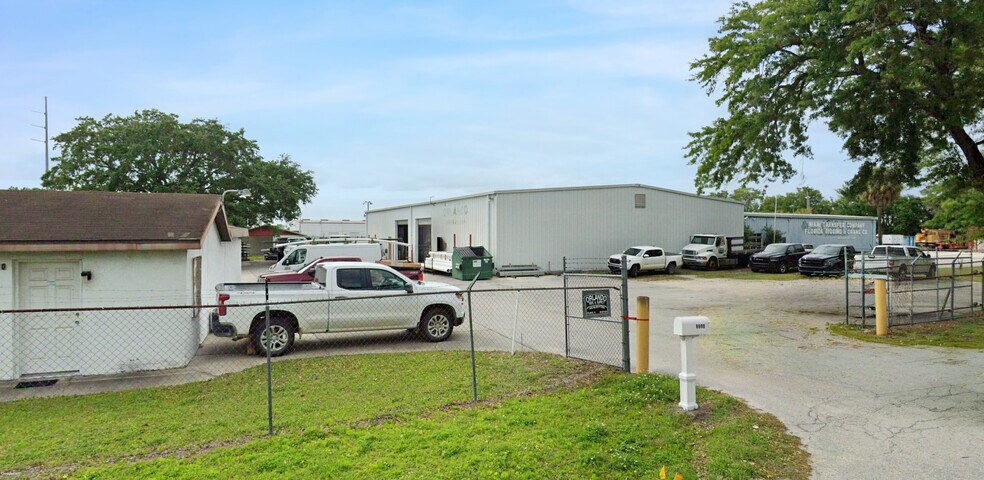 9990 Sidney Hayes Rd, Orlando, FL à vendre - Photo du bâtiment - Image 2 de 5