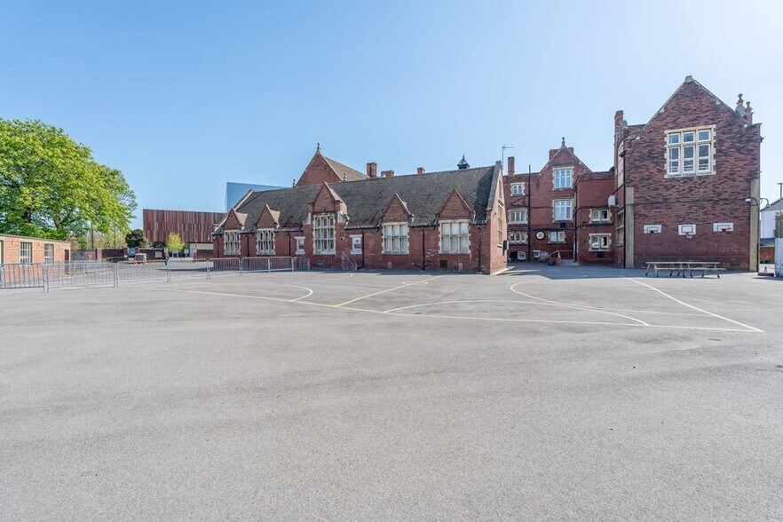 St. Georges Rd, Portsmouth à vendre - Photo du bâtiment - Image 2 de 8