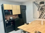 Un intérieur moderne et accueillant, parfait pour des moments conviviaux.