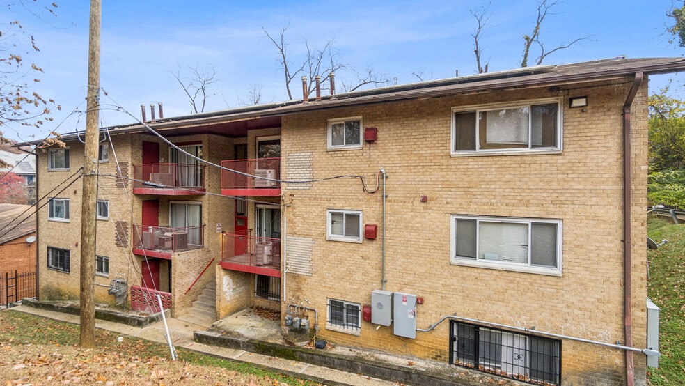 3104 Bruce Pl SE, Washington, DC à vendre - Photo du bâtiment - Image 2 de 14