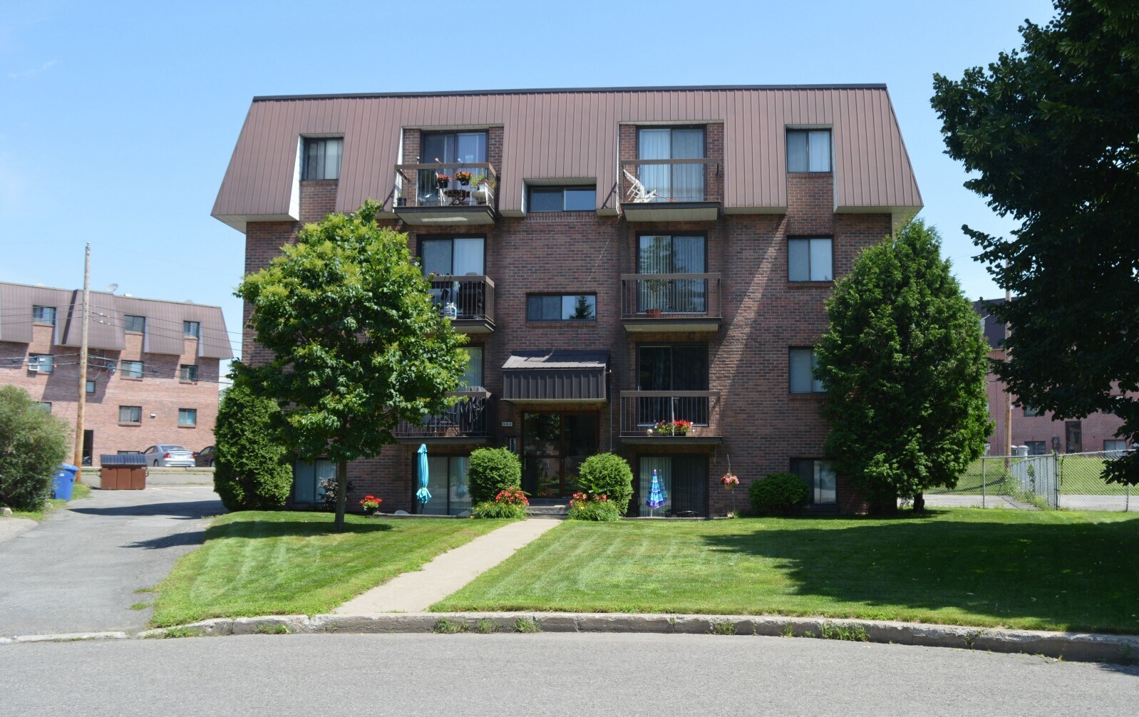 562 Rue Laurendeau, Repentigny, QC for sale Primary Photo- Image 1 of 1