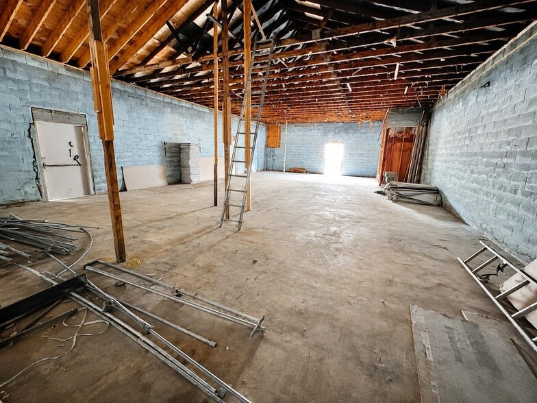 208 Old Yaphank Rd, Coram, NY for sale - Interior Photo - Image 3 of 7