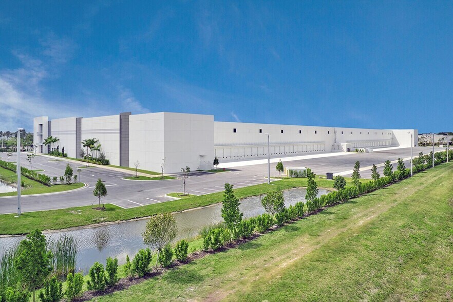 15791 Corporate Cir, Jupiter, FL à vendre - Photo du bâtiment - Image 2 de 9