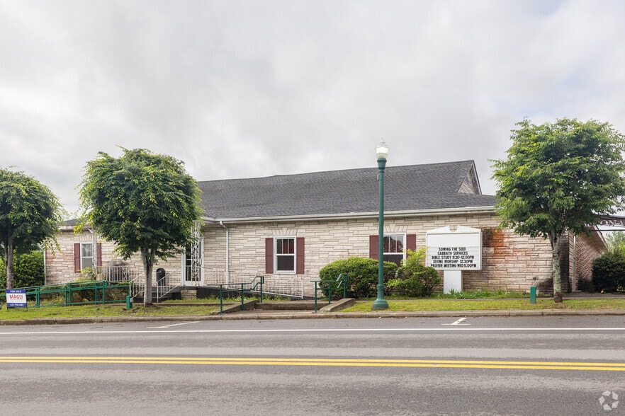 212 E Main St, Linden, TN for sale - Primary Photo - Image 1 of 1